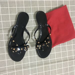 Hot Koop-Dames Designer Slippers Klinknagels Grote Strik Knot Flops Beach Sandalias Femininas Flat Jelly Dames Designer Sandalen Gratis DHL-schoenen