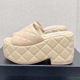 Hot Sale Dames platformhoogte toenemende slippers Runway klassieke merkontwerper Open Peep Toe zomer hoogwaardige echte lederen vrouwelijke designer slippers