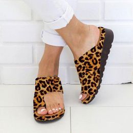 Hot Sale-Dames Zomer PU-lederen Outdoor Leopard Slip-on Thong Sandals Feet Correct Thicken Flat Sole Shoes