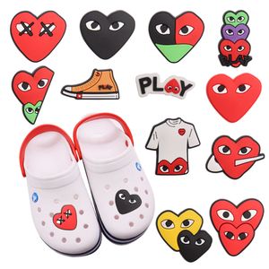 Hot Sales 50-100 stks Red Heart T-shirt Sandalen Schoen Charms Children Shoe Knop Accessoires passen croc jibz vakantiegeschenken voor koppels