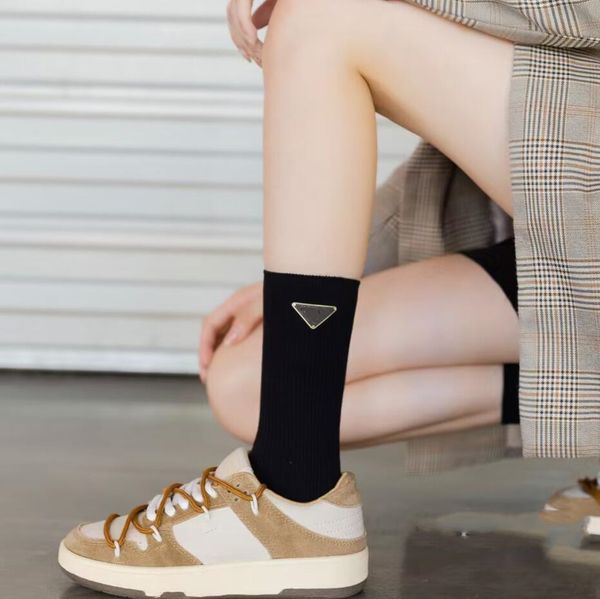 Venta caliente Calcetines de diseñador para hombres y mujeres Cuatro pares de elegantes calcetines deportivos con estampado de la marca PRA bordados de algodón puro transpirable