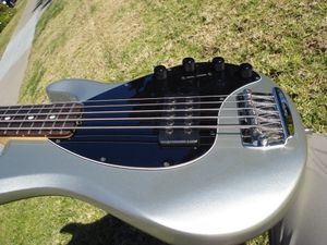 Vente chaude bonne qualité guitare électrique Stingray basse 5 cordes argent et noir (# FEB0269) Instruments de musique #225584