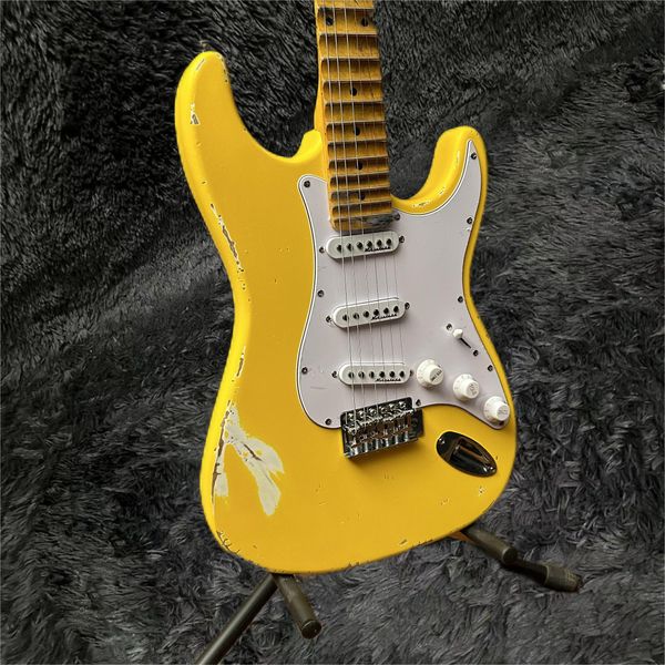 Venta caliente de buena calidad Reliquia Guitarra eléctrica Cuerpo de aliso Mástil de arce Hardware envejecido Color amarillo Acabado de laca nitro - Los instrumentos musicales se pueden personalizar