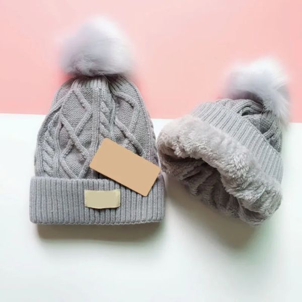 Articles de vente chaude Femmes Chapeau bonnet boule de fourrure pom poms chapeau d'hiver pour femmes fille s bonnets tricotés tout nouveau épais chapeaux féminins beenie ZZ