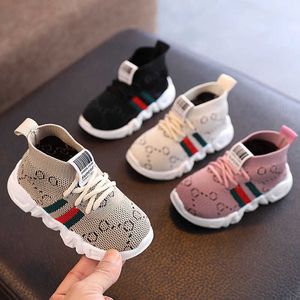 Venta caliente Bebé recién nacido Niños Niñas Fondo suave Primeros caminantes Carta Diseñador Zapatillas de deporte Niños casuales Niños Mocasines Zapatos para niños pequeños