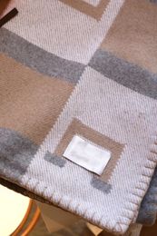 Vente chaude 1500g Designer H gris laine couverture haut qualité H gris couverture laine épaisse maison canapé bonne qualité 135175cm