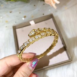 Venda imperdível pulseira aberta de diamante em forma de cobra de ouro 18k europeu e americano design moderno joias de boca viva que não desbotam