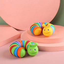 Heet verkopen creatieve simulatie Decompressie kleurrijke rups slug kronkelende regenboog nasale slug -grap veelzijdige decompressie speelgoed groothandel