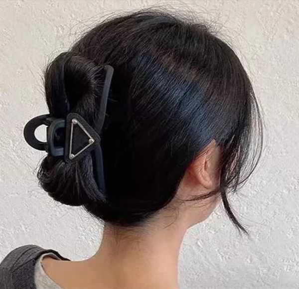 Venta caliente Diseñador Triángulo Pinza para el cabello Barrettes Mujeres Niñas Marca Carta Garra para el cabello Moda Joyería para el cabello sombreros Horquilla para el cabello