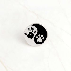 Hot Selling Dog Claw Tai Chi Bagua Palm Creative Gift Collar Badge Broche