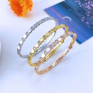Bracelet de créateur de marque de mode à chaud, bracelet en nid d'abeille en acier en titane pour femmes, bracelet hexagonal, bracelet de boucle en diamant simple et élégant