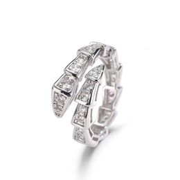 Heet verkopen volle diamant slangvormige ring, lichte luxe, modieuze en veelzijdige slangenbotopeningring, trendy ringringring