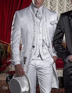 Vente chaude Groomsmen Mandarin Lapel Groom Tuxedos Blanc Hommes Costumes Broderie Mariage / Bal / Dîner Meilleur Homme Blazer (Veste + Pantalon + Gilet) K904