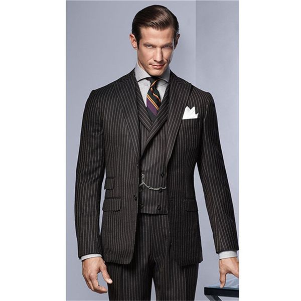 Vente chaude Groomsmen Peak Lapel Groom Tuxedos Noir avec Stripe Hommes Costumes Mariage / Bal / Dîner Meilleur Blazer Homme (Veste + Pantalon + Cravate + Gilet) K788