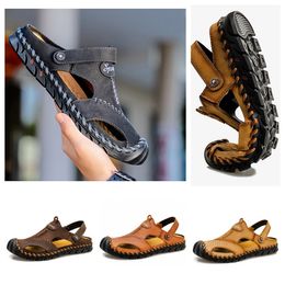 Venta caliente de sandalias al aire libre para hombres y mujeres de diseñadores, mulas de ocio, sandalias planas clásicas, zapatillas con correa, zapatos plisados, chanclas de cuero, zapatos de playa para mujer