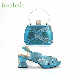 Selon Sky Blue Blue Blue Peep Toe avec sandale de conception en cristal avec un sac défini pour les femmes Pumps de fête de mariage