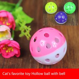 Venta caliente Tinkle Bell Ball Juguete para mascotas Plástico Perro Gato Jugando Pelota Gatos baratos Juguetes Productos para mascotas Color aleatorio Diámetro 5 cm PD067