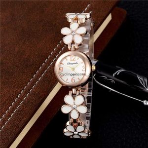 Hot Selling horloges modieuze armbanden dames Europese bloemenstalen band