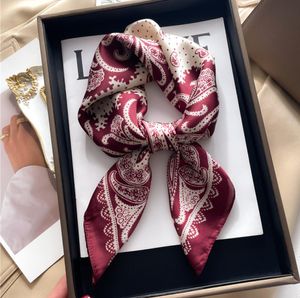 HOT Style 70x70cm Simple Designer Lettres Imprimer Floral Foulard En Soie Bandeau pour Femmes Mode Longue Poignée Sac Foulards Paris Épaule Fourre-tout Bagages Ruban Head Wraps