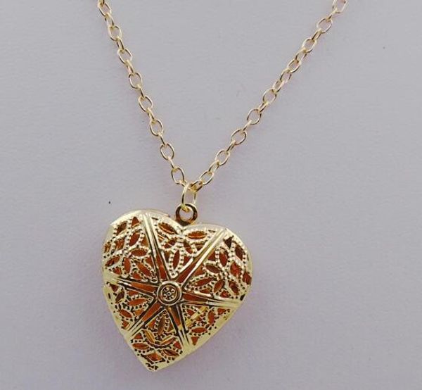 Le collier de coeur en forme de coeur de style chaud peut être ouvert dans de petites photos de collier de boîte en forme de coeur de coeur de fleur nvong évidée à la mode