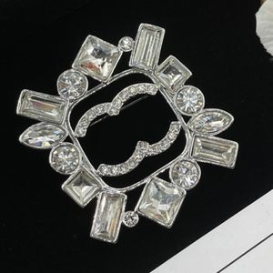 Hot Styles Diamant Broche Designer Broches Lettre Pins Marque Bijoux Perle Pin Voguish Hommes Femmes Haute Qualité Cuivre Mode 18K Or Vêtements Accessoires Cadeaux