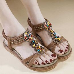 Sandale d'été chaude tendance de mode polyvalente sandales fond plats tongs pour les femmes avec des bandes élastiques 240228