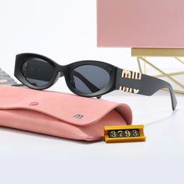 Lunettes de soleil chaudes Femme Designer Shades 400 Fashion Ornamental Sun Glasses for Women Unisexe Full Fild Goggle Sun Summer Summer Beach Holiday Verre avec boîte