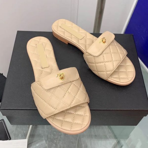 Talons plats à femmes chaudes pantoufles matelasses Texture Gold-Tone Metal Sandals Slide Slide Designer Mule Classic Khaki Flip Flops Outdoor Beach Shoe Luxury
