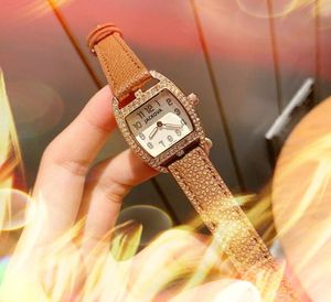 Les femmes de mode les plus chaudes regardent 37mm diamants bague lunette saphir cristal dames montres en cuir véritable étanche populaire super montres cadeaux