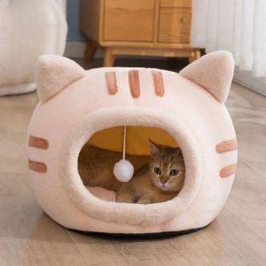 Maisons nouvelles confort de sommeil profond dans le lit de chat hiver