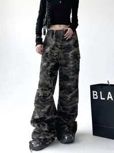 Jean cargo de camouflage houzhou pour le pantalon denim en street coréen de style hip-hop surdimensionné pour femmes.