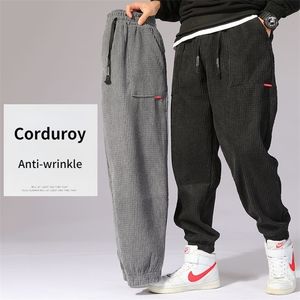 HOUZHOU hiver velours côtelé pantalon chaud noir épais pantalon mâle Baggy décontracté gris maison Plus velours coréen Streetwear Hip Hop 220325