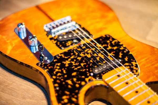 HS Anderson Hohner Madcat Flame Maple Top Jaune Mad Cat Guitare électrique Leopard Pickguard Red Turtle Binding Vintage Tuners Black Dot Inlay