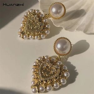 Huanzhi Vintage Barokke Pearl Big Love Heart Drop oorbellen Goud kleur metaal Geometrisch voor vrouwen Girls feestreizen sieraden 240423