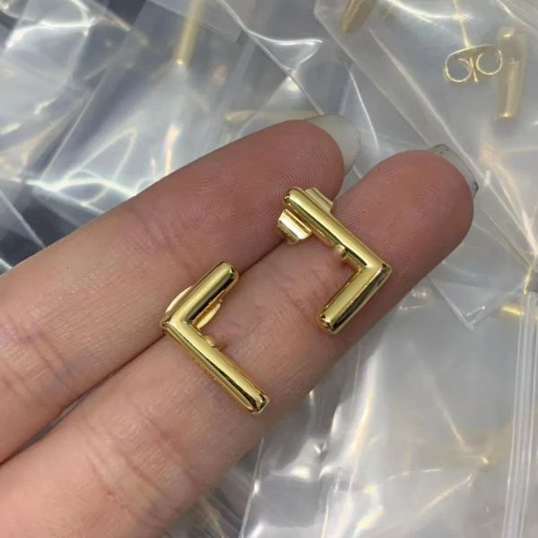 Huggie Golden Hoop Earring Designer pour femmes hommes Luxury Jewlery Gold Stud Oreing Retro Ring Pendant F Magnières d'oreilles Engagement Ear Stad Ring