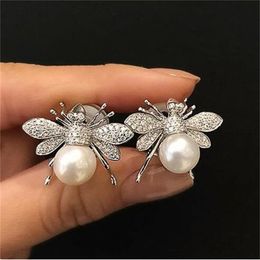 Huitan Fashion Simulated Pearl Bee Stud -oorbellen Girls met Crystal Cubic Zirconia Cute Animal Earrings Dagelijkse slijtage vrouwen sieraden AB07