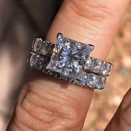 Huitan Luxe AAA Cubic Zirconia Prinses Cut Dames Ringen 2 stks / set Shine Vrouwelijke Bruiloft Engagement Ring Mode-sieraden Dropship X0715