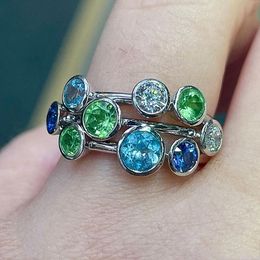 Huitan Vintage Rond Cubique Zircone Conception Anneaux pour Femmes Vert/Bleu/Blanc CZ Femelle Bague Rétro Partie Bijoux Drop Ship