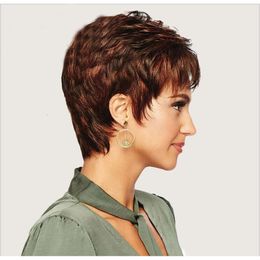 perruque bouclée humaine Brown Changement progressif Rose Net moyen d'une femme d'âge moyen coiffure à haute température en soie mamoute nette de perruque nette