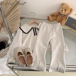 Humor Bear Girls Spring en herfst Koreaanse mode Baby Doll Neck Sweater Pants Casual Two -Piece Set vestidos Outfit 3 7y 231221