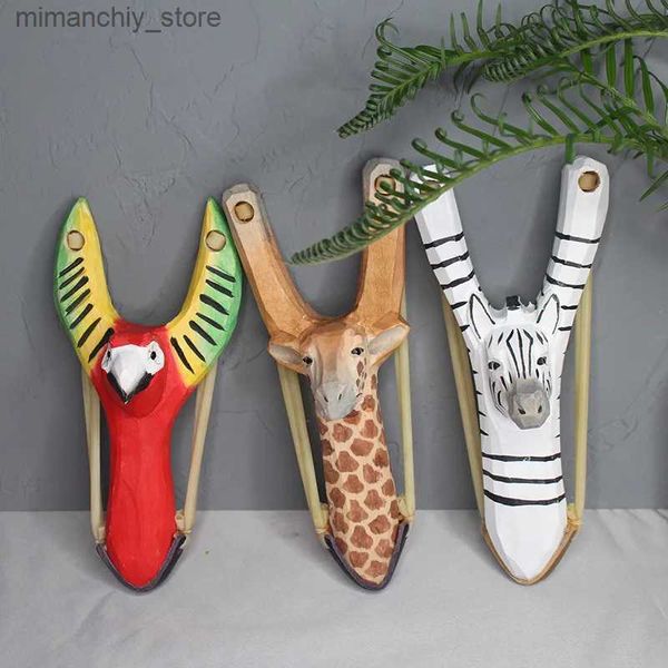 Frondes de chasse Sculpture sur bois créative Animal Slingshot Jouet Animaux de dessin animé Statue en bois peinte à la main Poupée Artisanat Cadeau préféré des enfants pour l'extérieur Q231110