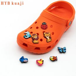 HYBkuaji 100 pièces jolis animaux breloques de chaussures en gros chaussures décorations clips de chaussures boucles en pvc pour chaussures