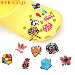 HYBkuaji personalizado nuevo extraño cosas colgantes para zapatos zapatos al por mayor decoraciones hebillas de pvc para zapatos