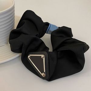 Hilo de nylon hipoalergénico scrunchie diseñador púrpura negro verde colorido triángulo etiqueta banda de goma elástica atractivo encantador lazo para el cabello diseñador de moda ZB055 E23