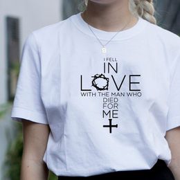 Ik voel me verliefd op de man die voor me stierf voor me vrouwen christelijke citaten T-shirt Jesus Shirt geloof Tee 210518