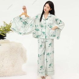 Pijamas de seda de hielo para mujer primavera nuevo producto pantalones de manga larga pantalones cortos conjunto de tres piezas ropa de casa estampada de lujo ligera de alta gama delgada