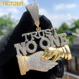 Iced Out Bling Letters Trust No One Collares pendientes Dos tonos Color CZ Zircon Shake Hand Charm Hombres Mujeres Hip Hop Joyería 240226
