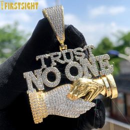 Iced Out Bling Letters Trust No One Hangere kettingen Twee toon kleur CZ Zirkon Shake Hand Charm Mens Women Hip Hop Jewelry 240411