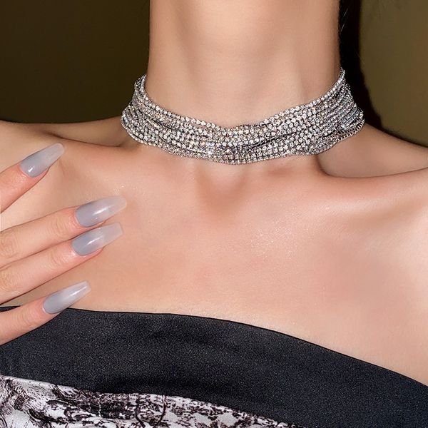 Iced Out Pendentif Multi Layer Choker Collier de Diamants Exagéré Style Cool Chaîne de Clavicule en Métal