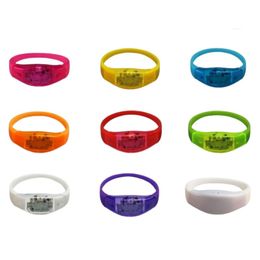 ID Identification Factory Aangepaste groothandel bedel armbanden sieraden geactiveerde geluidsregeling LED knipperende armband verlicht bangle ot3cd